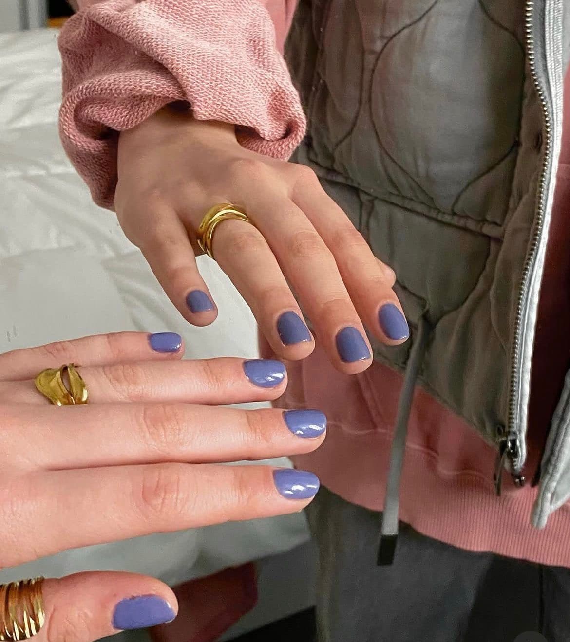Manicura semipermanente en tono lavanda con acabado satinado