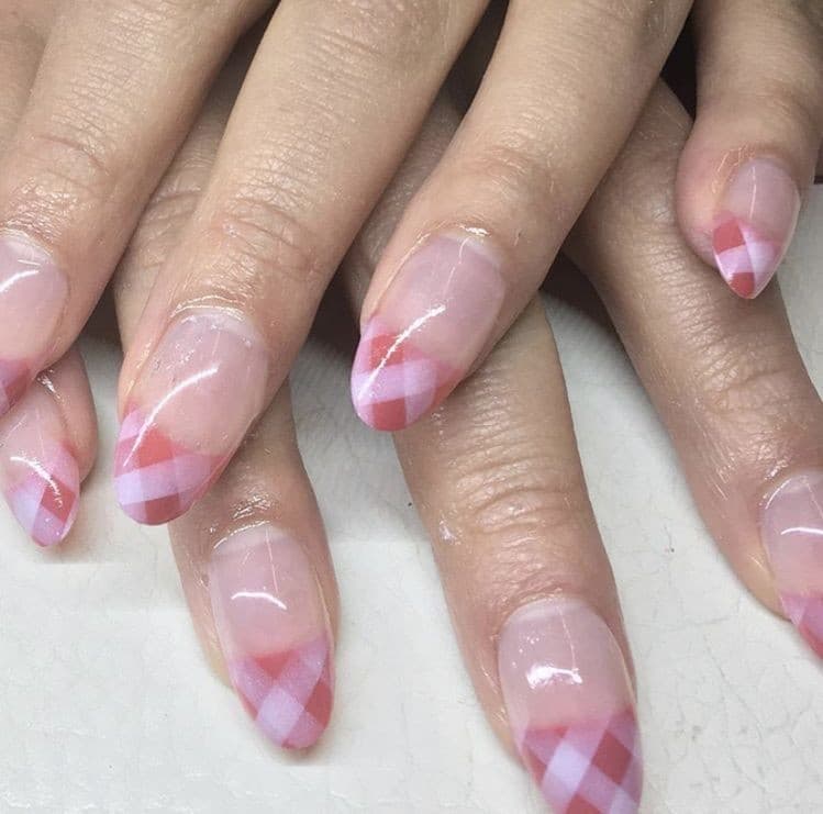 Diseño rosa de cuadros sobre base natural con acabado pulido